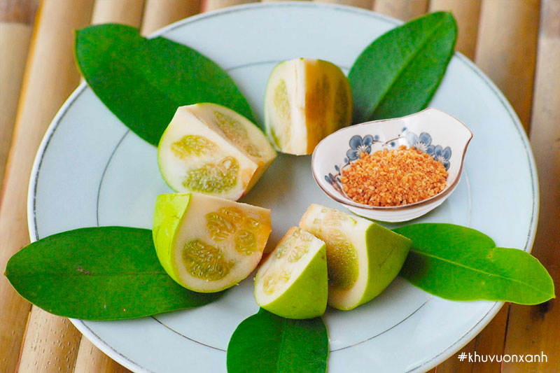 Trái Bần chua chấm muối ớt