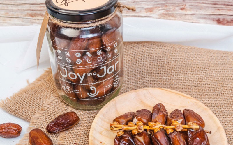 Bảo quản quả chà là khô trong hộp nhựa