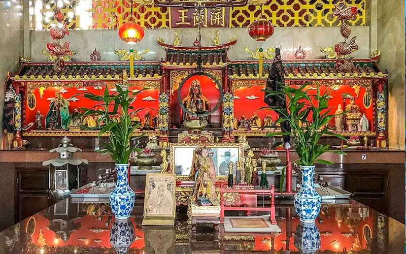 Cây trúc phú quý thủy sinh được đặt ở 2 bên bàn thờ gia tiên