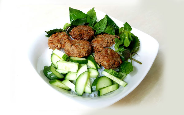 Bún chả thịt viên lá xương sông