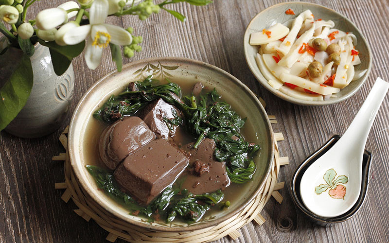 Tiết canh nấu lá xương sông thơm mát