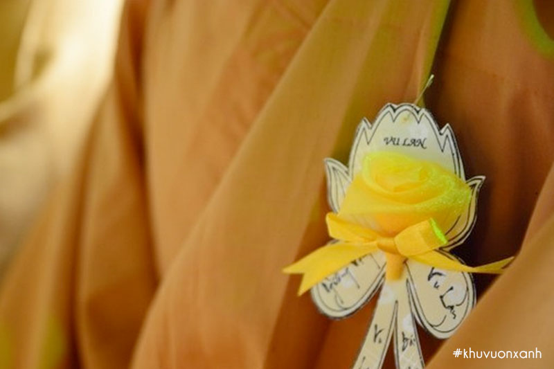 Hoa hồng cài áo màu vàng là bông hoa dành cho các tu sĩ