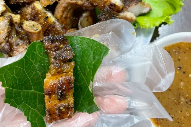 Lá đổi đất cuốn thịt nướng ngon chả kém lá mè Hàn Quốc