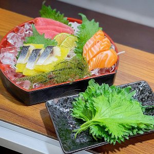 Lá tía tô xanh trong món Sashimi